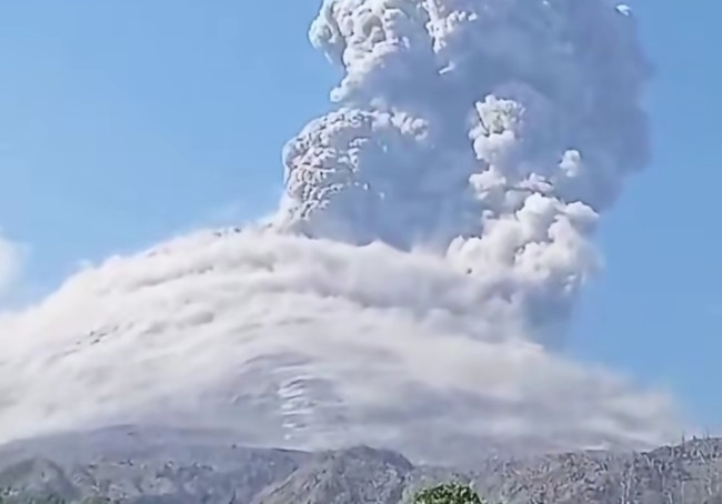 Dentuman Keras, Dikira Gempa Susulan, Ternyata Gunung Lewotobi Erupsi Lagi